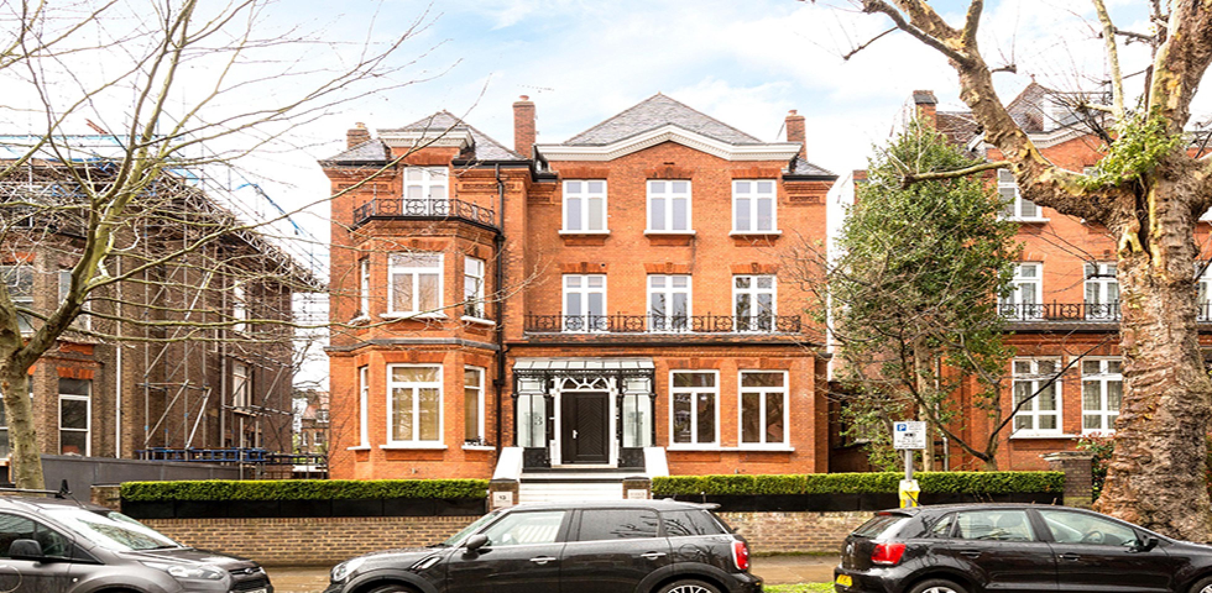 			RENT INCLUDES CENTRAL HEATING, Studio Apartment, 1 bath, 1 reception Flat			 Fitzjohns Avenue, HAMPSTEAD NW3